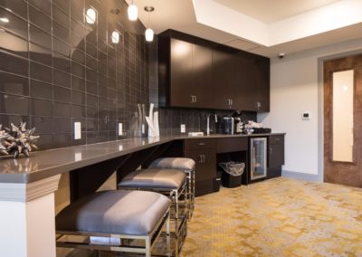 resident lounge and kitchen at Patriot Station at Chalfont apartmets.